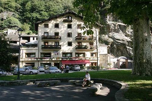 Crimea Wine Hotel Chiavenna Zewnętrze zdjęcie